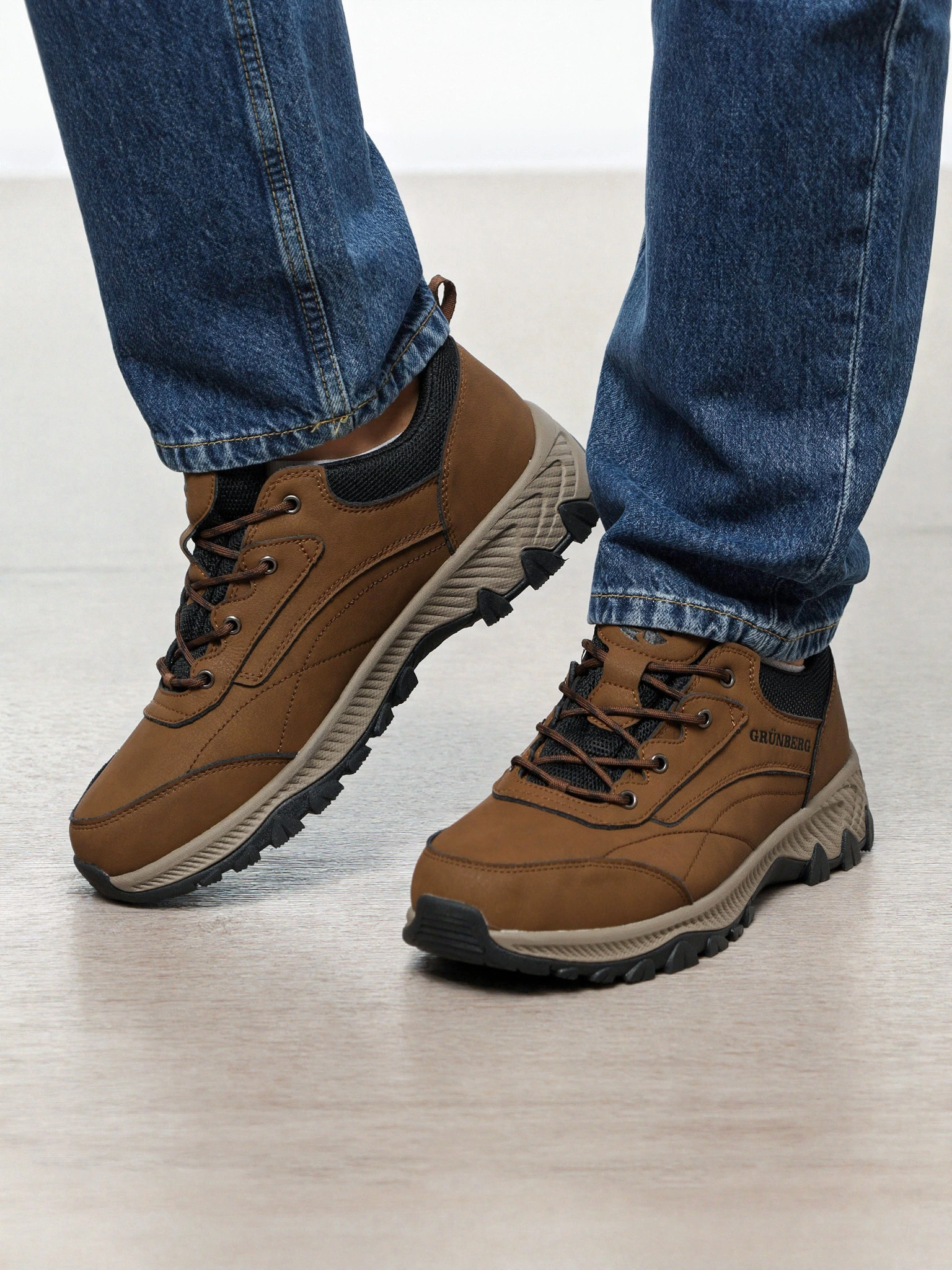 Кроссовки комбинированные коричневого цвета на рельефной подошве